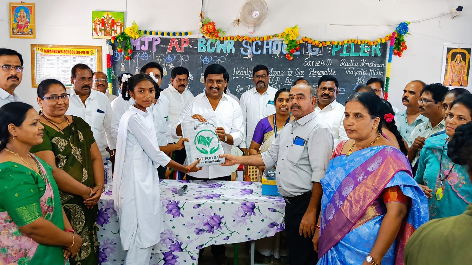 విద్యతోనే బంగారు భవిష్యత్తు: మంత్రి లోకేష్ సారథ్యంలో విద్యారంగంలో విప్లవాత్మక మార్పులు-ఎమ్మెల్యే కిషోర్